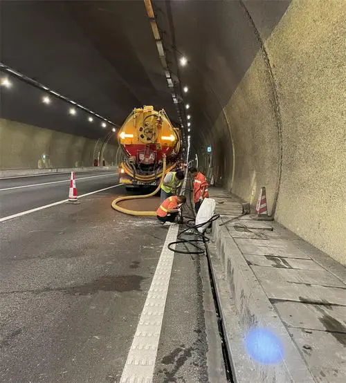 玉溪隧道排水渠清淤